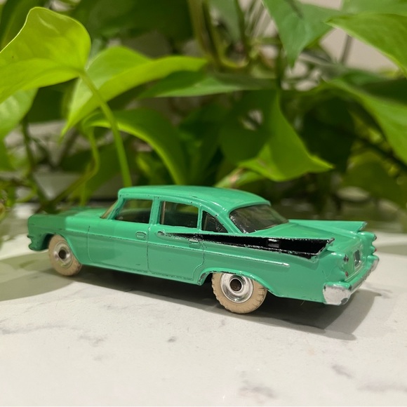 Dinky Toys 191 Dodge Royal Sedan (with windows) - Picture 2 of 5